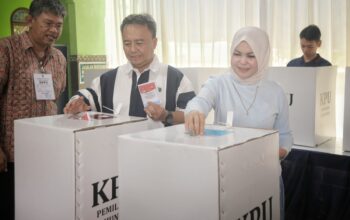 Herman Suryatman Nyoblos di TPS 15 Kotakulon Sumedang