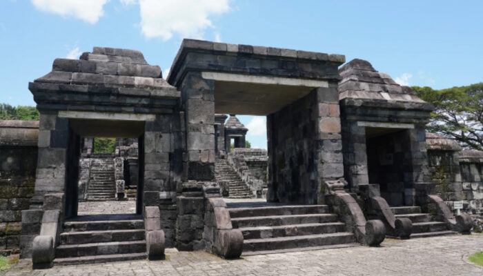 Mengungkap Keindahan dan Misteri Ratu Boko, Istana Megah yang Terletak di Puncak Bukit Dekat Candi Prambanan