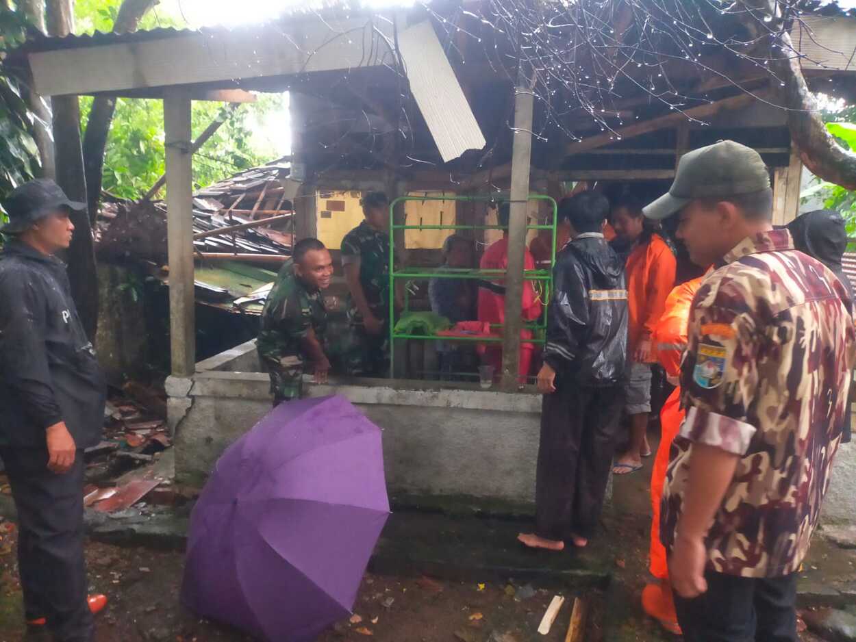 Intensitas Curah Hujan Cukup Tinggi Menyebabkan Rumah Ambruk di Cikole Kota Sukabumi