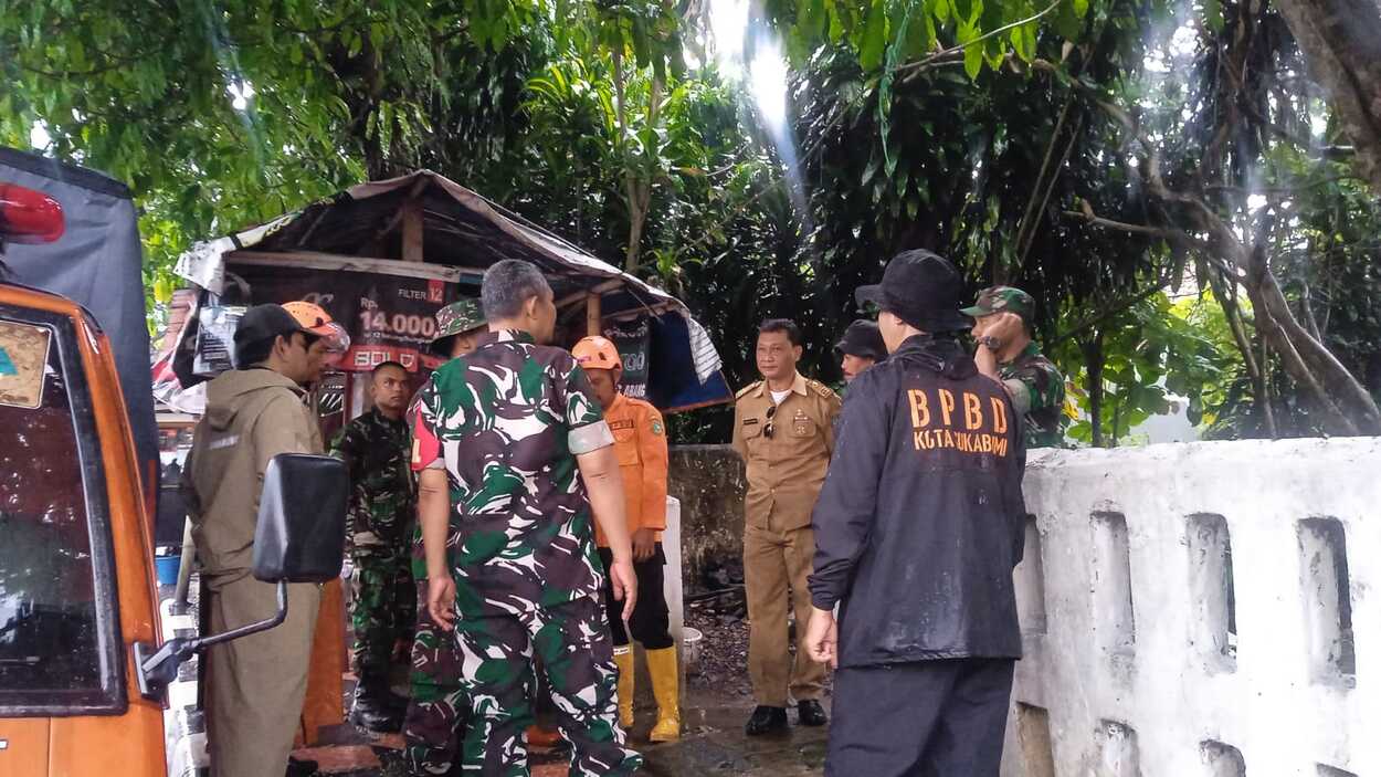 Intensitas Curah Hujan Cukup Tinggi Menyebabkan Rumah Ambruk di Cikole Kota Sukabumi