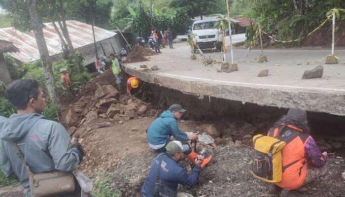 Jalan Provinsi Baros-Sagaranten Nyaris Ambruk, Kadis BPMPR Jabar Berjanji 2 Pekan Selesai Diperbaiki