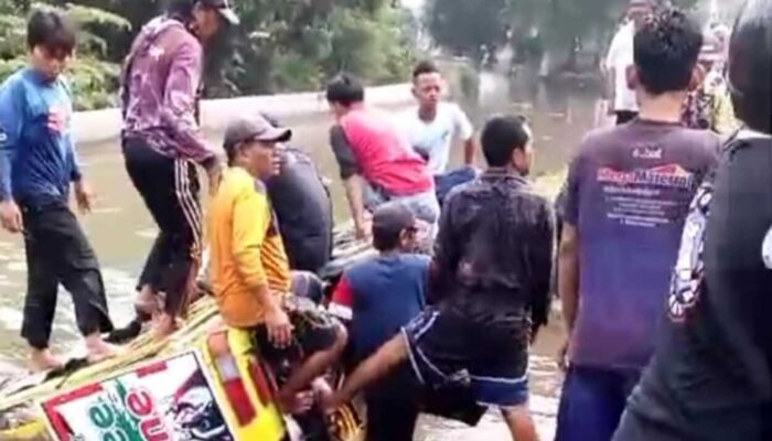 Mobil Odong-odong Tercebur ke Saluran Irigasi di Karawang