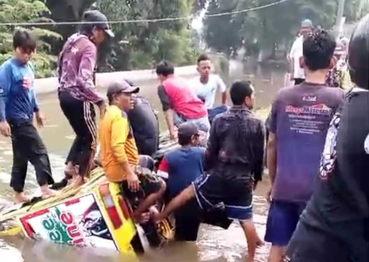 Mobil Odong-odong Tercebur ke Saluran Irigasi di Karawang