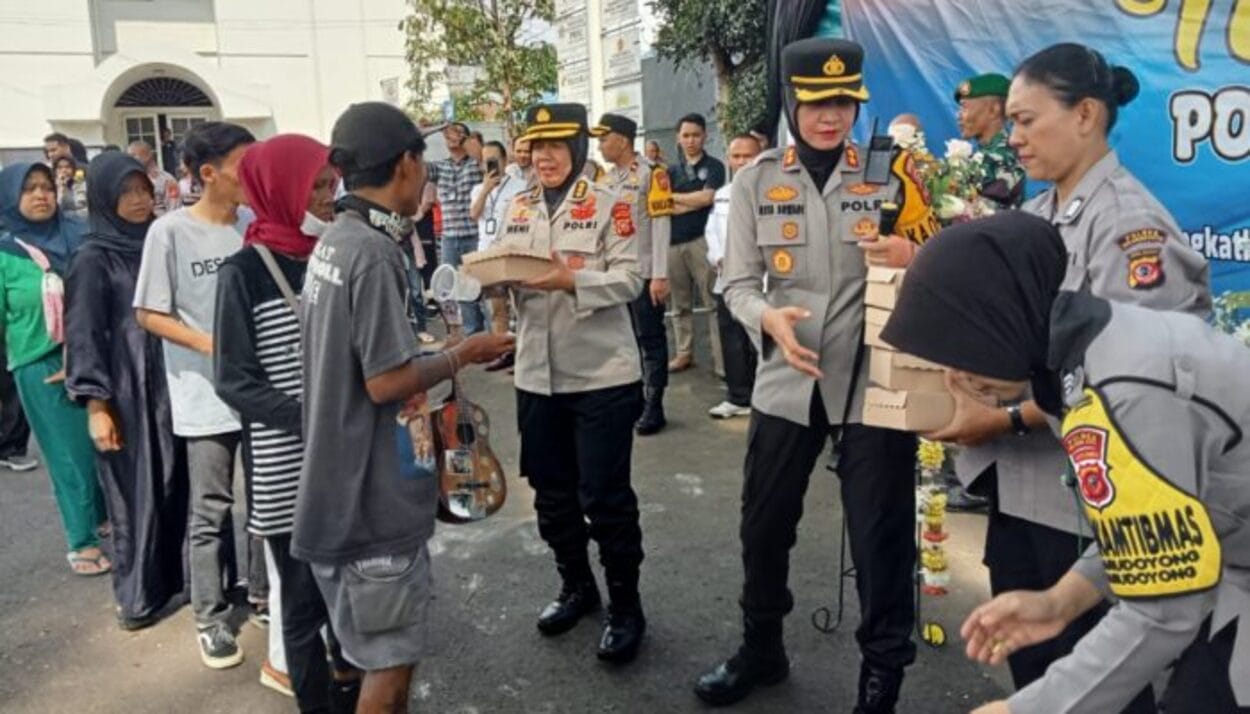 Resmikan Tenda Cita, Kapolres Sukabumi Kota Bagikan Ratusan Nasi Kota di Gedung Juang 45