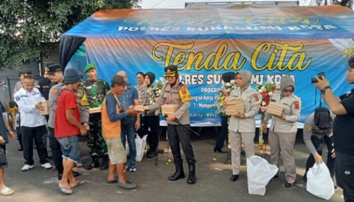 Resmikan Tenda Cita, Kapolres Sukabumi Kota Bagikan Ratusan Nasi Kota di Gedung Juang 45 3 Resmikan Tenda Cita, Kapolres Sukabumi Kota Bagikan Ratusan Nasi Kota di Gedung Juang 45