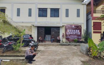 Seorang Warga Ciranjang Cianjur Ngamuk Bawa Golok ke Gudang Logistik Pilkada