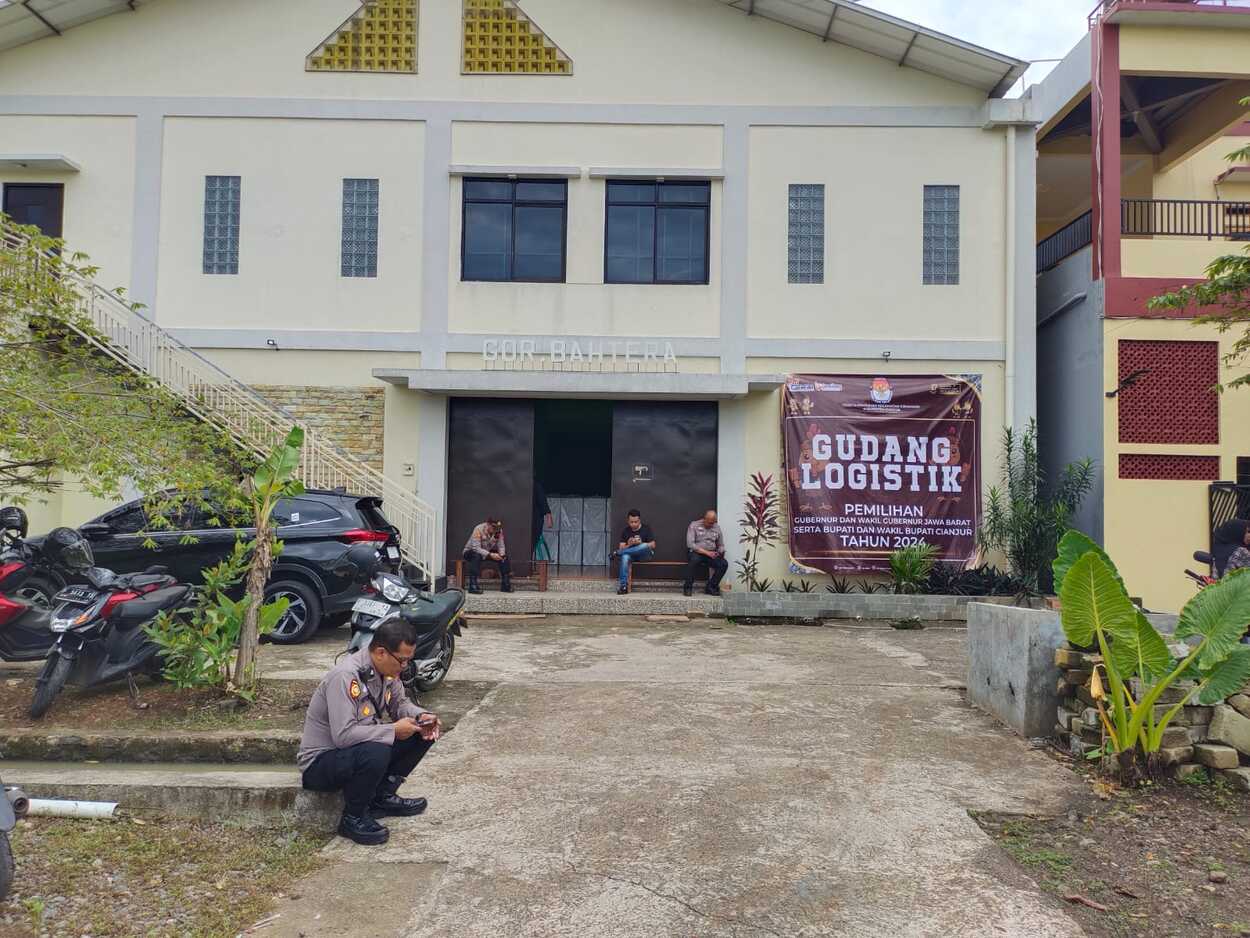 Seorang Warga Ciranjang Cianjur Ngamuk Bawa Golok ke Gudang Logistik Pilkada