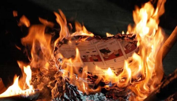 Surat Suara Rusak dan Berlebihan di Kab Bogor Dibakar