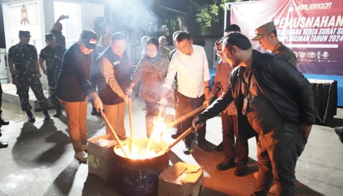 Surat Suara Rusak dan Berlebihan di Kabupaten Bogor Dibakar