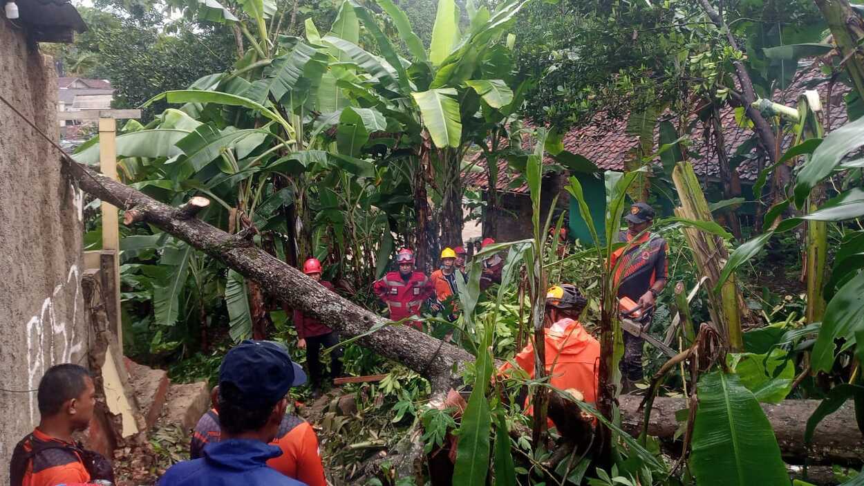 Waspada! Cuaca Ekstrem di Sukabumi Akibatkan 12 Kecamatan Ditiup Puting Beliung & Longsor