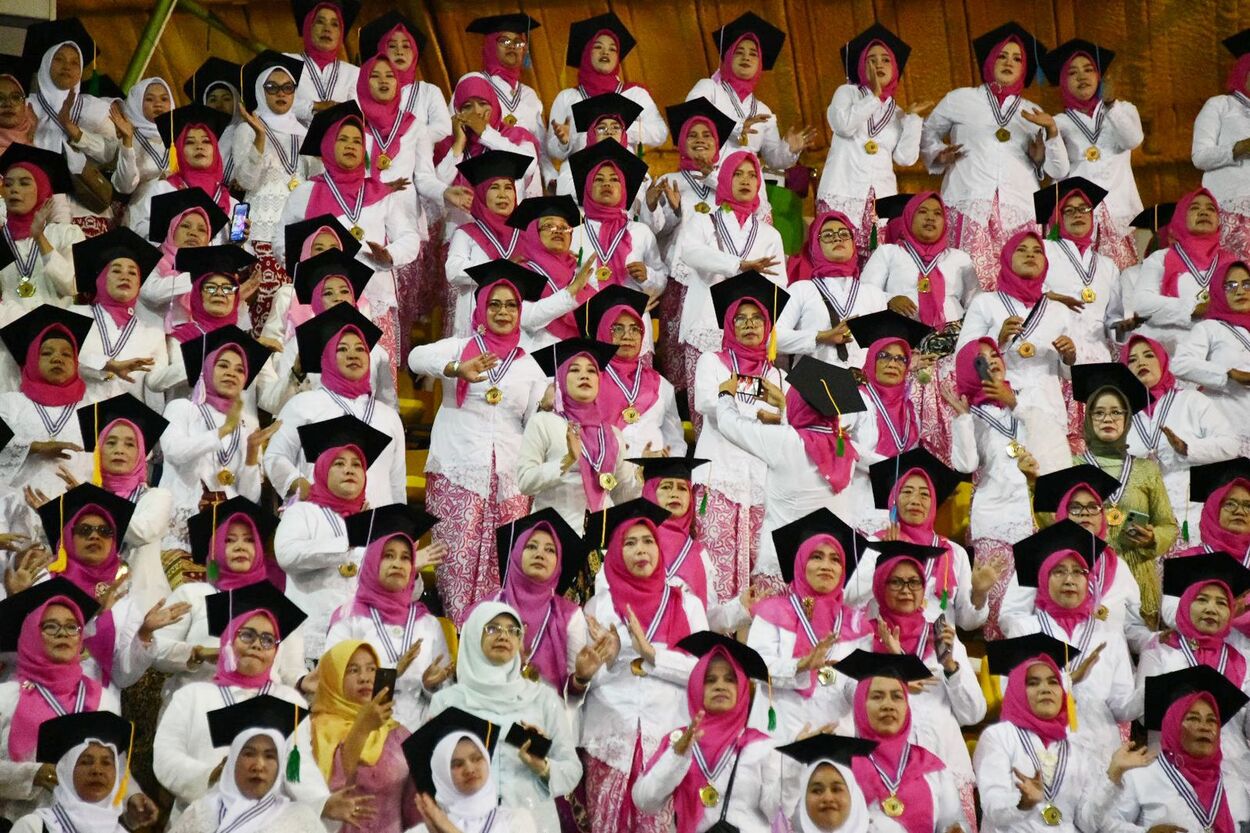 15.000 Perempuan di Jawa Barat Diwisuda