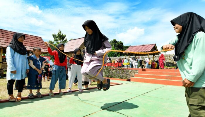 Amanda Soemedi Bermain dengan Anak-anak di Cianjur