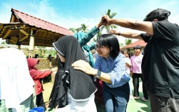 Amanda Soemedi Bermain dengan Anak-anak di Cianjur