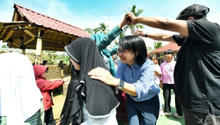 Amanda Soemedi Bermain dengan Anak-anak di Cianjur
