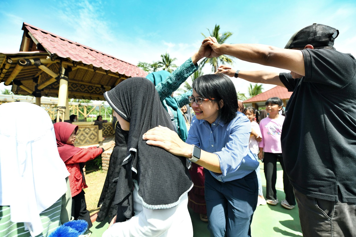 Amanda Soemedi Bermain dengan Anak-anak di Cianjur