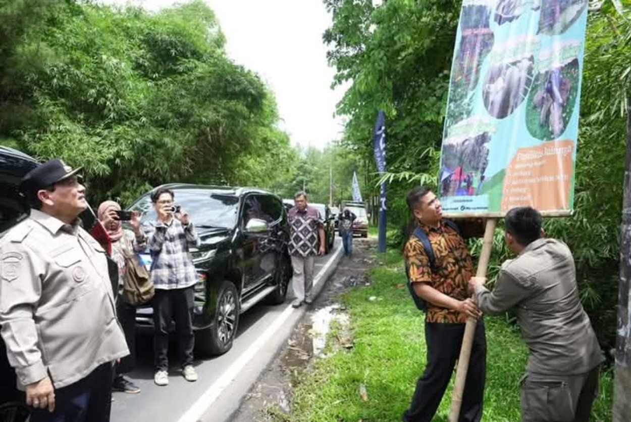 Baliho Tak Berizin di Kabupaten Bogor Dibongkar