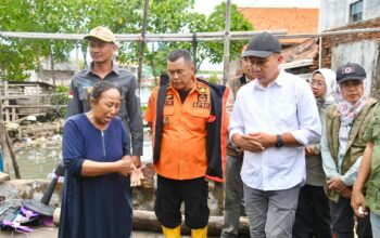 Bey Machmudin Tinjau Banjir Rob di Kabupaten Subang