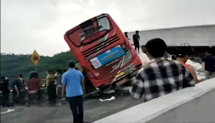 Bus Rombongan SMP IT Darul Quran Mulia Putri Bogor Kecelakaan