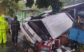 Laka Lantas Truk Bok Seruduk Angkot & Warung di Bhayangkara Kota Sukabumi