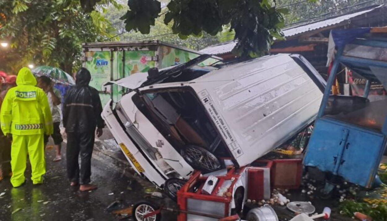 Laka Lantas Truk Bok Seruduk Angkot & Warung di Bhayangkara Kota Sukabumi