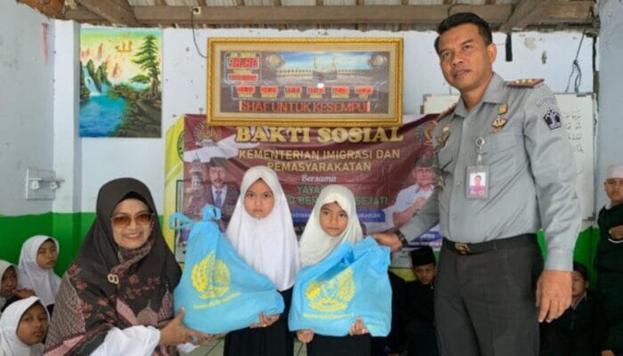 Lapas Kelas IIB Sukabumi Salurkan Bansos Bagi Panti Asuhan Muslimin Sukmawinata & Al-Fitrah 3 Lapas Kelas IIB Sukabumi Salurkan Bansos Bagi Panti Asuhan Muslimin Sukmawinata & Al-Fitrah
