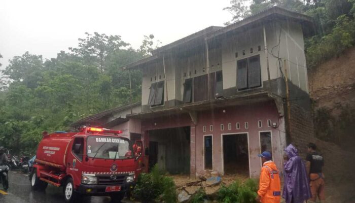 Longsor di Sindangbarang Cianjur Selatan Timbun 2 Orang