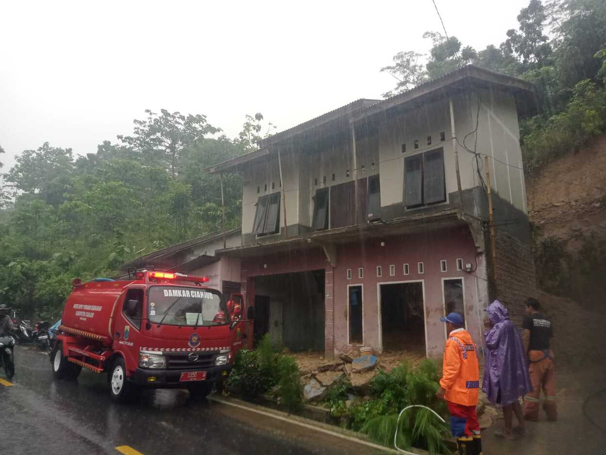 Longsor di Sindangbarang Cianjur Selatan Timbun 2 Orang