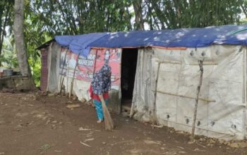 Miris! Pasutri di Cianjur Huni Gubuk dari Bekas Baliho