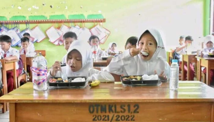 Makan Siang Bergizi di SDN Gintungkerta 1 Karawang