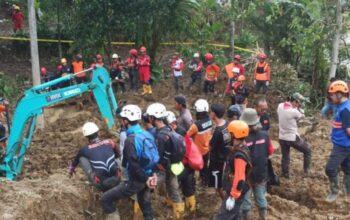 Tanggap Darurat Bencana, Mapala Simpel STISIP Syamsul 'Ulum Sukabumi Bantu Evakuasi Korban Tertimbun Longsor