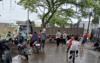 Truk Tronton di Jalan Ciranjang-Jati Cianjur Nyungsep, Lalin Terputus