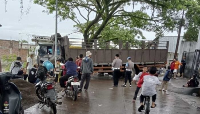Truk Tronton di Jalan Ciranjang-Jati Cianjur Nyungsep