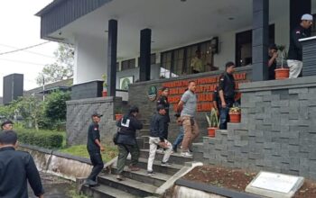 Puluhan Anggota Ormas Goib Sukabumi Saat Menyambangi Kantor UPTD BMPR Provinsi Jawa Barat yang beralamat di Jalan Bhayangkara, Kecamatan Cikole Kota Sukabumi, Senin (20/1/2024).