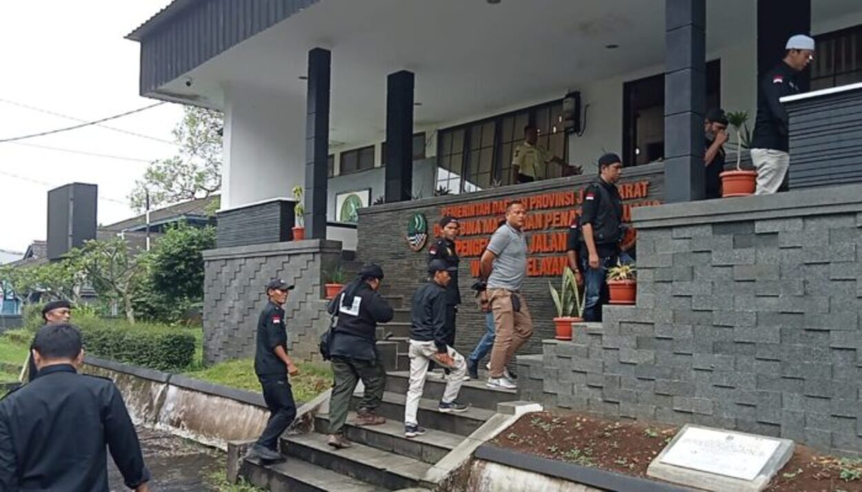 Puluhan Anggota Ormas Goib Sukabumi Saat Menyambangi Kantor UPTD BMPR Provinsi Jawa Barat yang beralamat di Jalan Bhayangkara, Kecamatan Cikole Kota Sukabumi, Senin (20/1/2024).