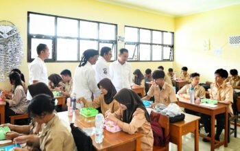 Bey Machmudin Monitor Makan Bergizi Gratis di Kota Sukabumi