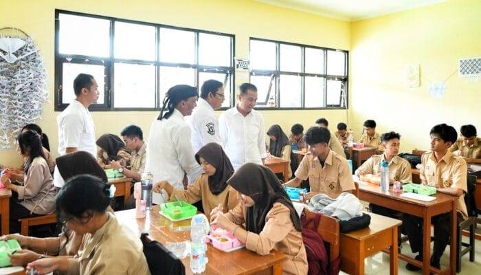 Bey Machmudin Monitor Makan Bergizi di Kota Sukabumi