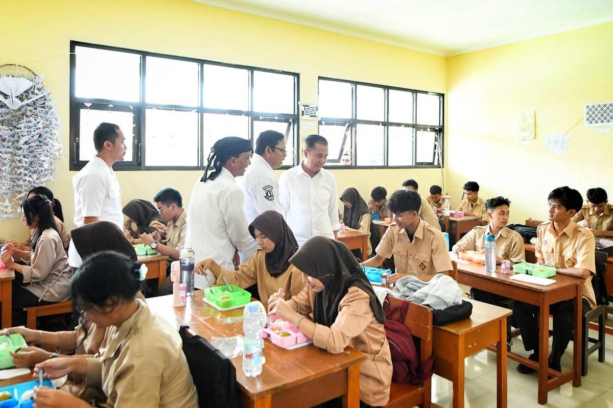 Bey Machmudin Monitor Makan Bergizi Gratis di Kota Sukabumi