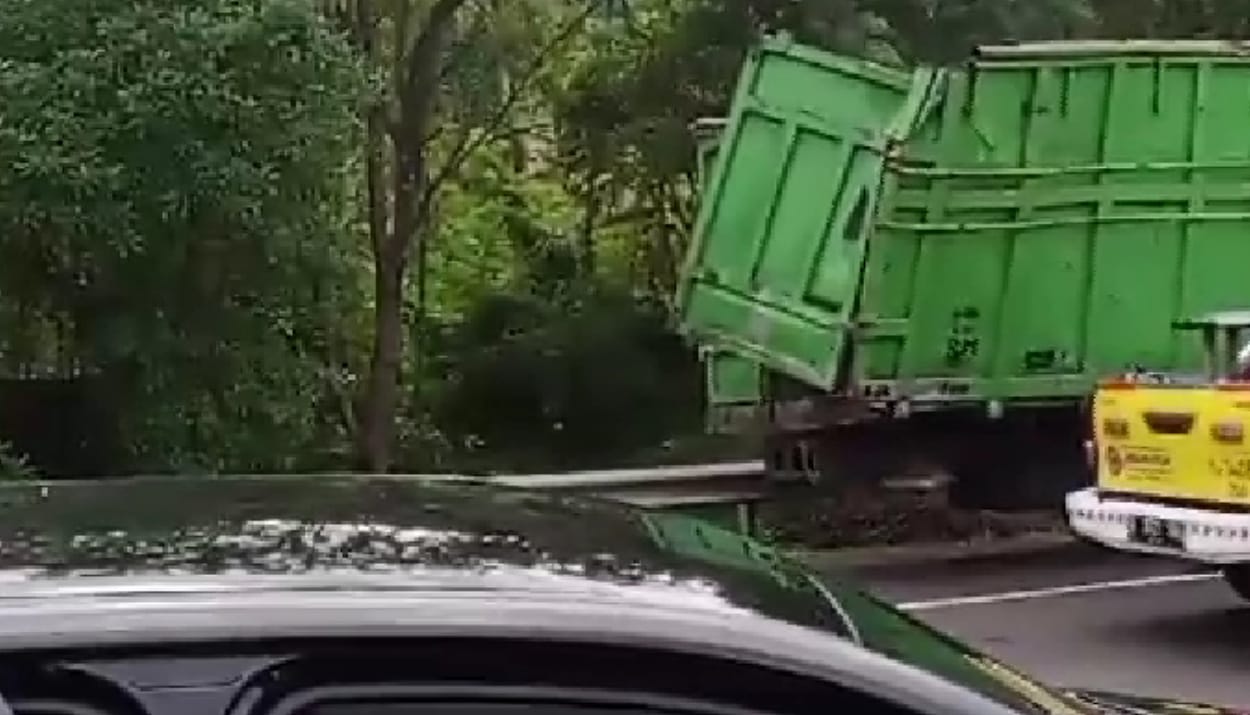 Kecelakaan Beruntun Tol Cipularang_ Truk Melaju Mundur, Enam Kendaraan Terlibat