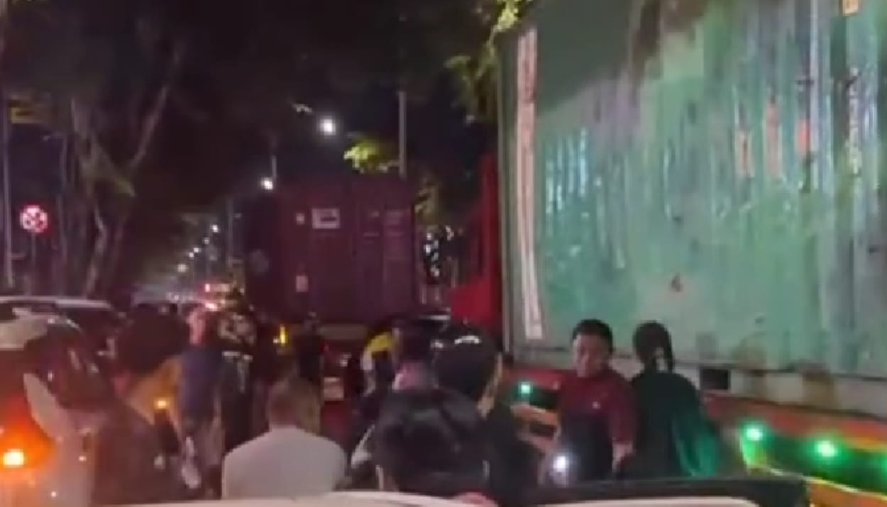 Kecelakaan Beruntun di Jembatan Kembar Kayu Tangi: Jalan S Parman Lumpuh Total/(Instagram/@info_banjarmasin)