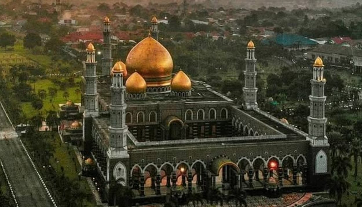 Kemegahan Masjid Dian Al-Mahri_ Masjid Kubah Emas yang Mempesona di Depok_(instagram_@masjidinfo)