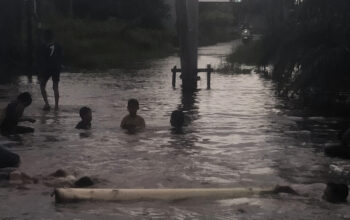 Komplek Keruwing Indah, Handil Bakti: Keasyikan Anak-Anak Bermain Air di Tengah Musim Hujan