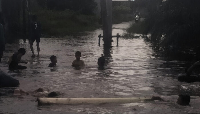 Komplek Keruwing Indah, Handil Bakti: Keasyikan Anak-Anak Bermain Air di Tengah Musim Hujan