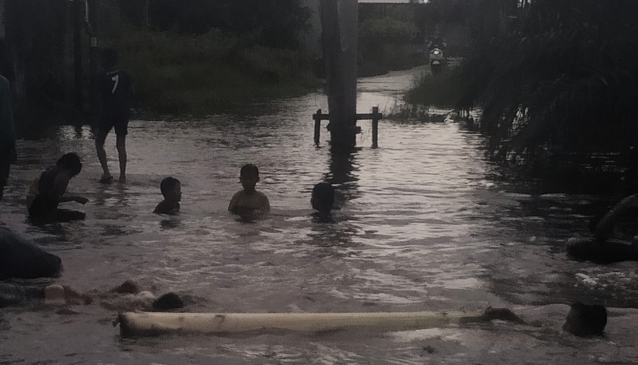 Komplek Keruwing Indah, Handil Bakti: Keasyikan Anak-Anak Bermain Air di Tengah Musim Hujan