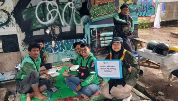 Mahasiswa STISIP Syamsul Ulum Sukabumi Bagikan Ratusan Makanan Gratis Bagi Pejuang Nafkah
