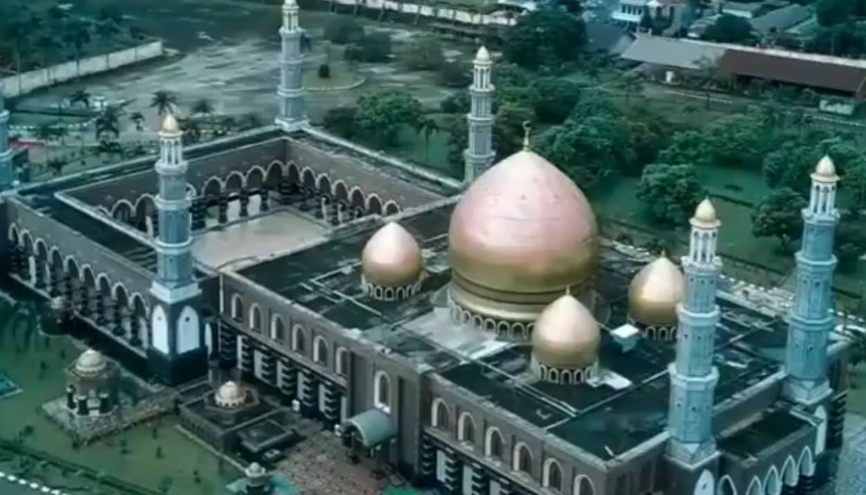Masjid Kubah Emas Depok: Wisata Religi Ikonik dengan Keindahan yang Memukau/(instagram/@hawari.travel)