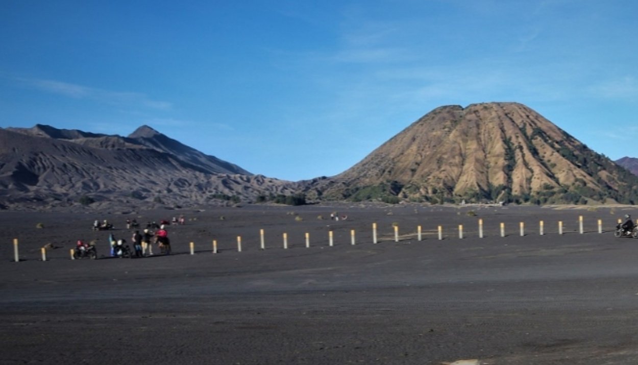 Pesona Pasir Berbisik, Destinasi Fotografi Unik di Kaki Gunung Bromo