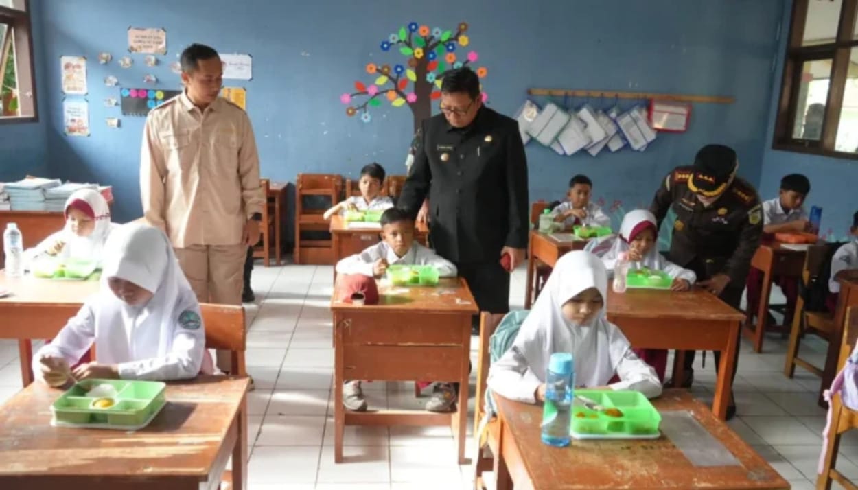 Pj Wali Kota Sukabumi Pantau Penyaluran Makanan Bergizi Gratis Bagi Pelajar