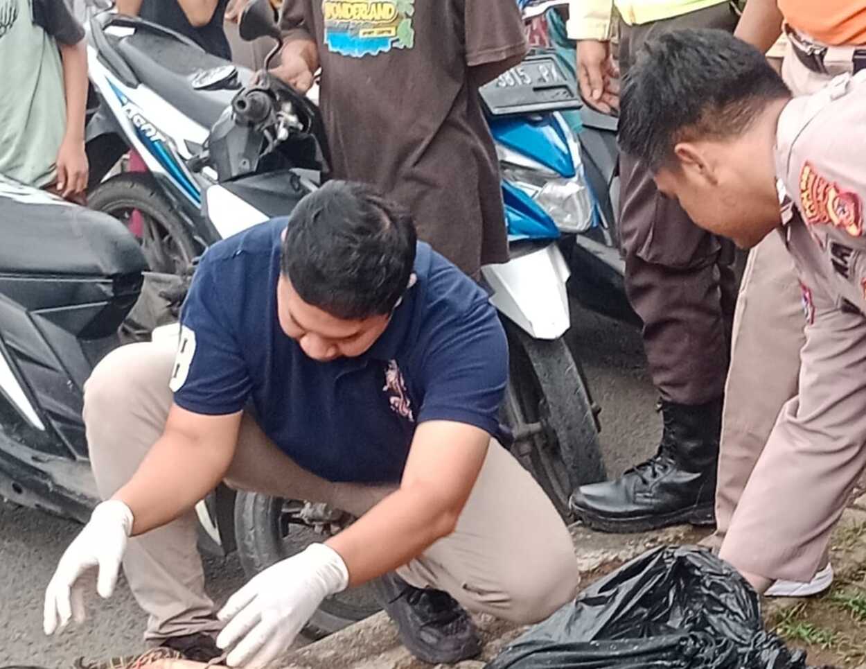 Seorang Wanita Tewas Tertabrak Kereta Api di Karawang