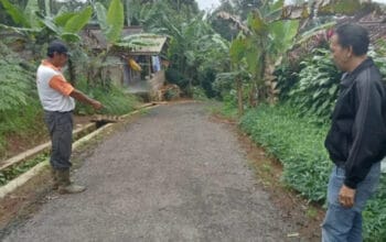 Viral Video Jalan Aspal Baru Diperbaiki Sudah Rusak, Begini Penjelasan Kades Cijangkar Nyalindung