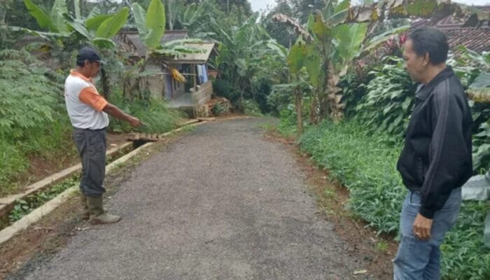 Viral Video Jalan Aspal Baru Diperbaiki Sudah Rusak, Begini Penjelasan Kades Cijangkar Nyalindung